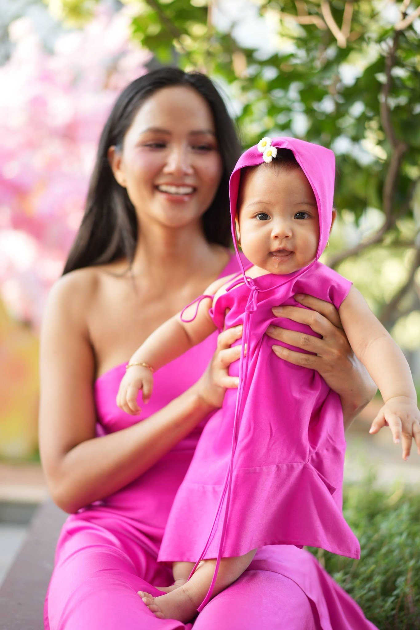 H'Hen Niê và bé Harley dưới ống kính của nhiếp ảnh gia Tuấn Khôi. Con gái H'Hen Niê vừa tròn 5 tháng tuổi.