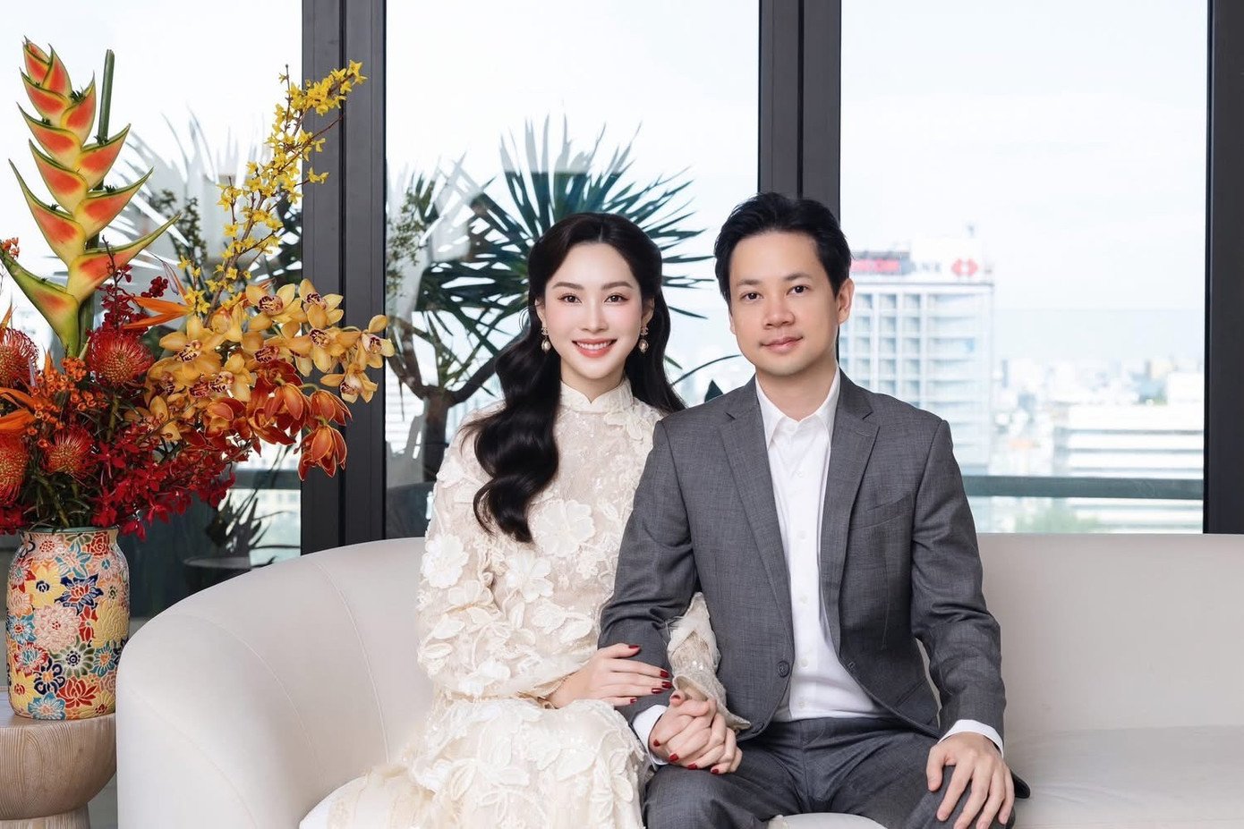 Hoa hậu Đặng Thu Thảo gây đăng ảnh bên chồng con trong ngày Mùng 2 Tết. Hoa hậu Việt Nam 2012 mặc bộ áo dài tông màu kem nền nã, thanh lịch. Người đẹp ít chia sẻ về đời sống cá nhân nhưng thường đăng ảnh cả gia đình vào mỗi dịp Tết Nguyên đán.