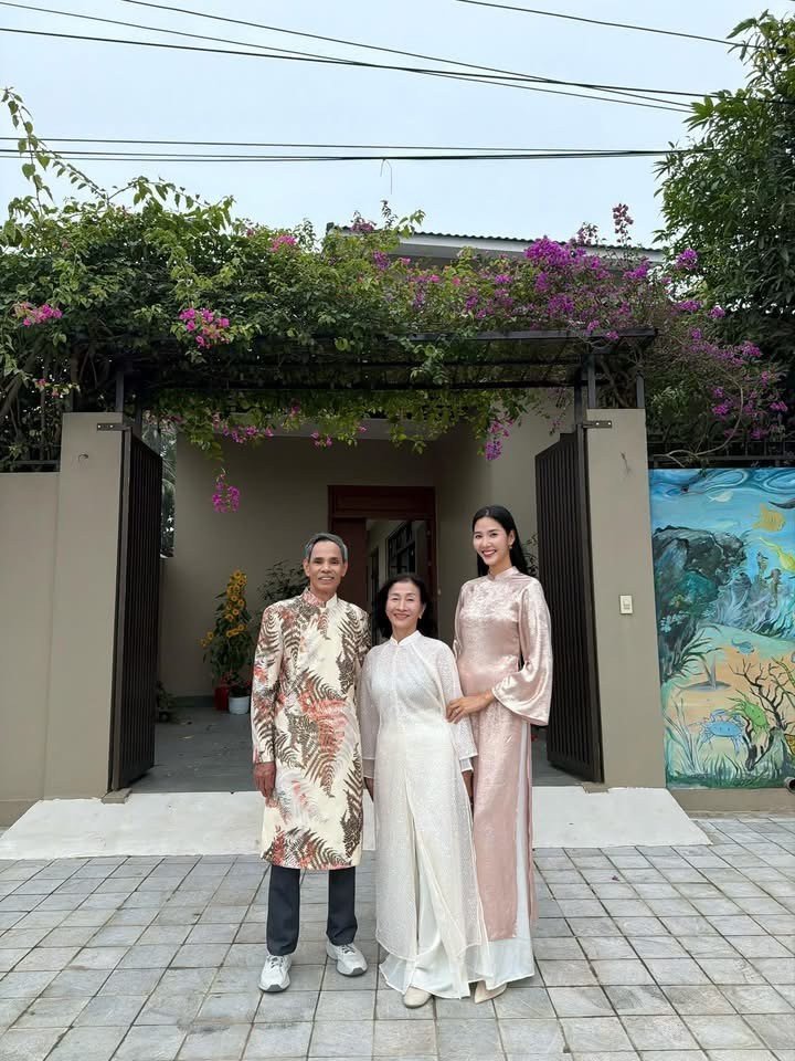 Á hậu Hoàng Thùy khoe ảnh chụp bên bố mẹ và chị em gái trong ngày Mùng 2 Tết.