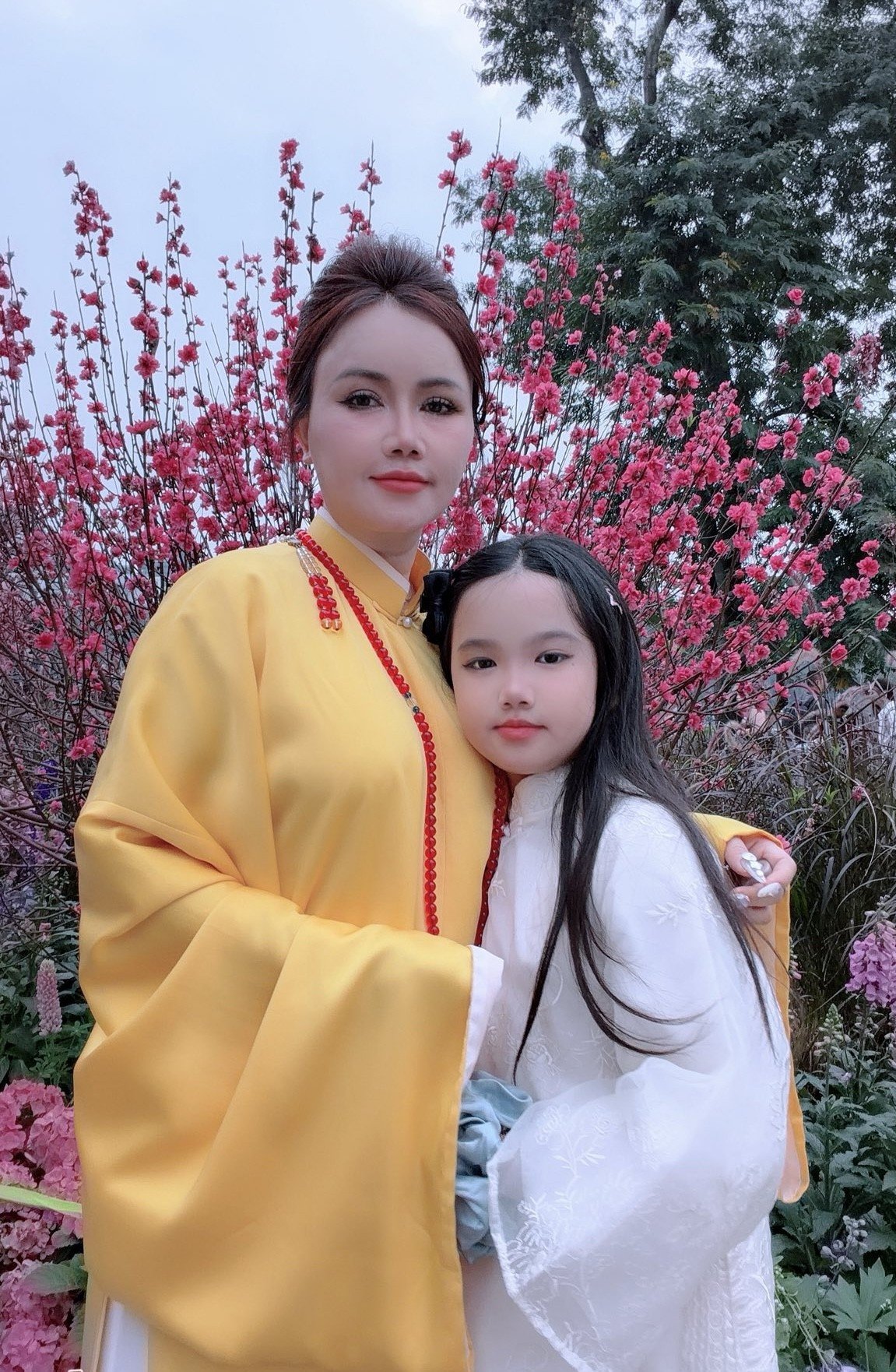 Diễn viên Hoàng Yến du xuân cùng con gái. Năm 2023, nữ diễn viên xuống tóc xuất gia gieo duyên, thường xuyên chia sẻ hình ảnh mặc pháp phục.