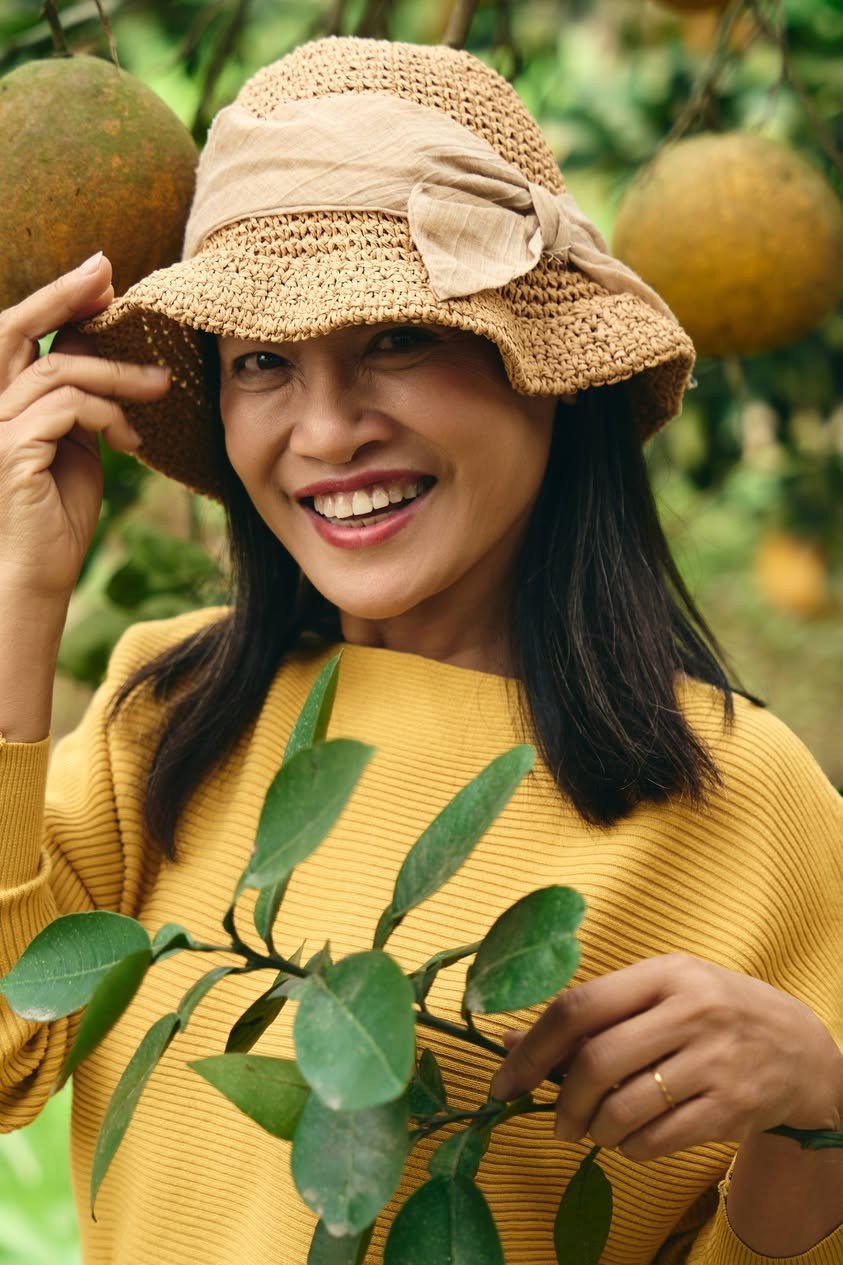 Hình ảnh do nghệ sĩ Tú Oanh đăng tải vào Mùng 2 Tết Bính Ngọ, kèm lời chúc: "Chúc cả nhà sức khỏe, bình an, hạnh phúc và tràn đầy năng lượng tích cực".