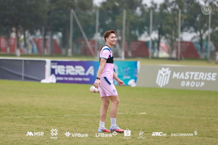 Trung vệ điển trai bậc nhất ĐT Việt Nam: Cao 1m86, nhận "lót tay" 16,5 tỷ đồng ở CLB CAHN - 3