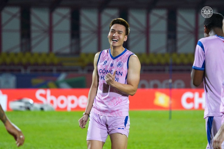 Việt Anh được chuyên trang chuyển nhượng Transfermarkt định giá 300.000 euro. Ảnh: CLB CAHN.