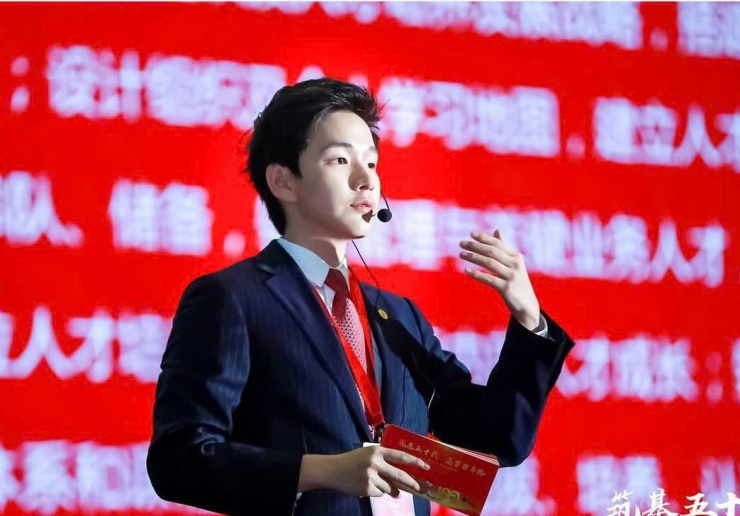 Eric Tse trở thành tỷ phú USD ở tuổi 24 sau khi được gia đình chuyển giao khoảng 1/5 cổ phần Sino Biopharmaceutical, tương đương 3,8 tỷ USD. Ảnh: Erictse0816