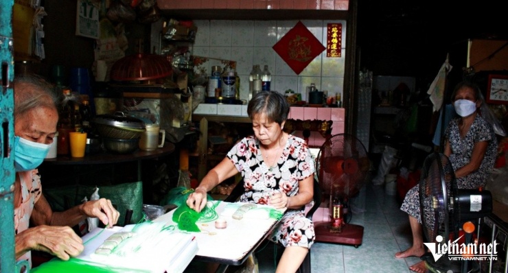 Thường ngày, 5 chị em bà Lệ nhận đồ thủ công nhỏ về làm, nhặt ve chai kiếm thêm thu nhập. Ảnh: Hà Nguyễn