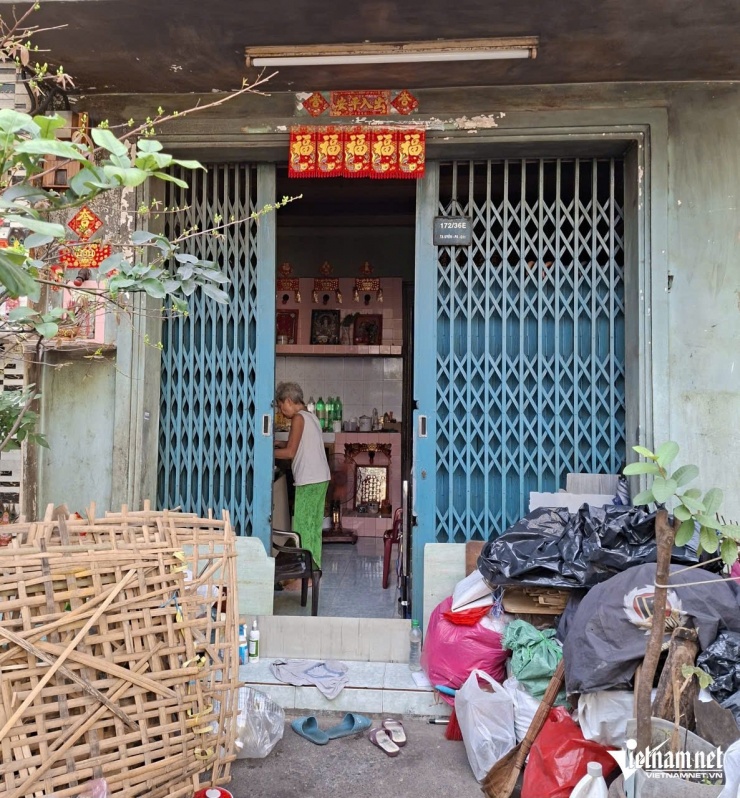 Căn nhà nhỏ không được trang hoàng cầu kỳ mà chỉ dán những chữ may mắn trước cửa ra vào. Ảnh: Hà Nguyễn