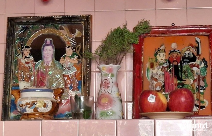 Các bà cũng dán trang trí trên bàn thờ, bày biện nhánh cây trắc bách diệp cầu may mắn, tài lộc theo phong tục của dân tộc. Ảnh: Hà Nguyễn