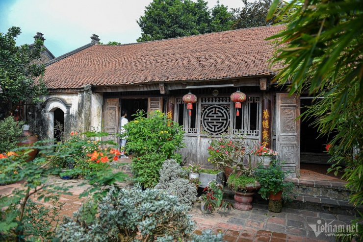 Ngôi nhà của nhà văn Hà Nguyên Huyến ở làng cổ Đường Lâm (Sơn Tây, Hà Nội) là di tích được xếp hạng nhà cổ dân sinh loại một, có tuổi đời gần 300 năm. Ngôi nhà chính gồm 5 gian, 2 chái, thiết kế theo lối nội tự ngoại khách (phía trong thời tự, phía ngoài tiếp đón khách). Ngôi nhà có giá trị lịch sử, văn hóa, tinh thần rất lớn đối với dòng họ Hà - một trong những dòng họ lớn, nổi tiếng hiếu học tại làng