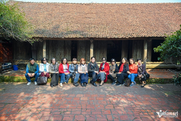 Nhà cổ của gia đình ông Nguyễn Văn Hùng xây dựng từ năm 1649. Ngôi nhà lợp ngói mũi hài, xếp nhiều lớp, bền vững theo thời gian. Bên trong căn nhà bài trí nhiều đồ cổ có giá trị về mặt văn hóa, niên đại như: bình sứ, bát sứ, mâm đồng 3 chân...