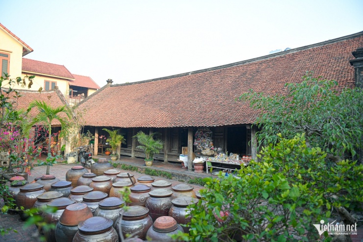 Nhà cổ của gia đình ông Thể hơn 300 năm tuổi với khoảng sân đầy ắp những chum tương nếp - đặc sản Đường Lâm. Căn nhà có 7 gian, 2 dĩ, mái lợp ngói ri, nền gạch nung, tường đá ong mộc mạc