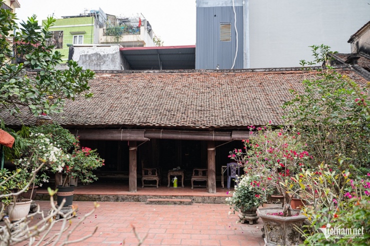 Một ngôi nhà cổ trăm tuổi trong làng