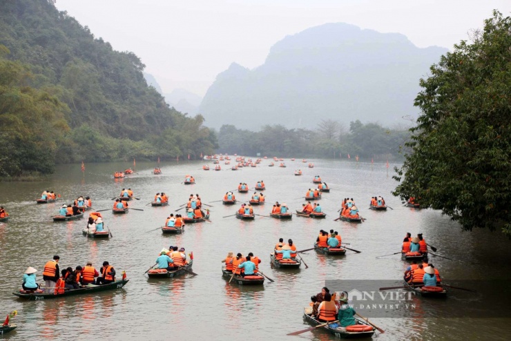 Du khách chọn ngồi thuyền khám phá Tràng An (Ninh Bình) đầu xuân Bính Ngọ 2026. Ảnh: MĐ