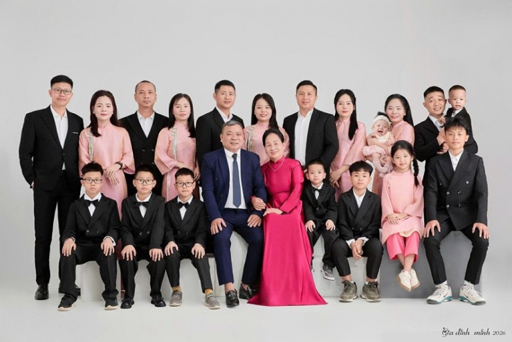 Vợ chồng ông Cầm bên các con, các cháu&nbsp;