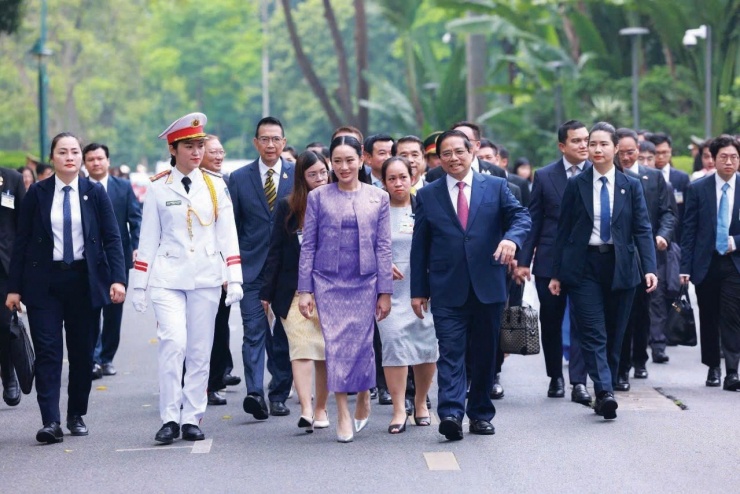 Đại úy Nguyễn Thu Hương (cảnh phục trắng) bảo vệ nguyên thủ trong và ngoài nước