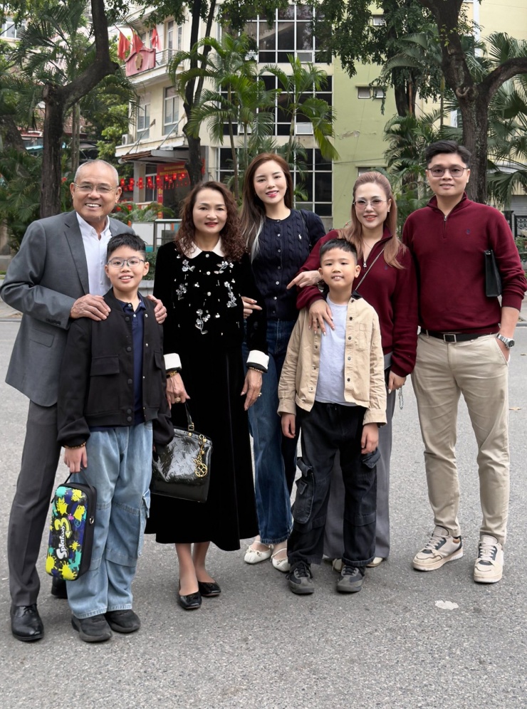 Ảnh sao 20/2: Kỳ Duyên sum họp du xuân cùng đại gia đình - 1