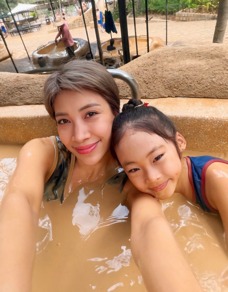 Ảnh sao 20/2: Kỳ Duyên sum họp du xuân cùng đại gia đình - 5