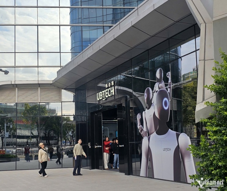 Tại Thâm Quyến (Quảng Đông), người ta dễ dàng bắt gặp robot trong công viên, nhà hàng, khách sạn, bệnh viện, trung tâm thương mại, ngân hàng…