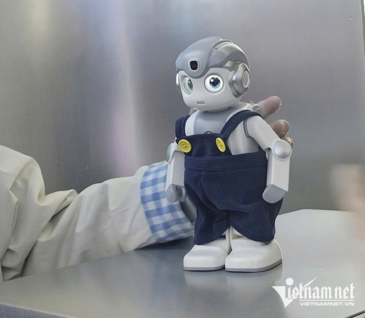 Một loại robot nhỏ có khả năng chơi, kể chuyện, hát, học... cùng trẻ em