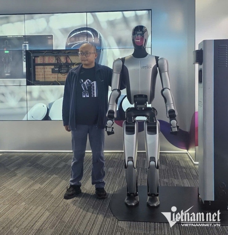 Phó tổng giám đốc UBTECH Bàng Kiến Tân cho biết robot này có khả năng làm việc liên tục và tự thay pin
