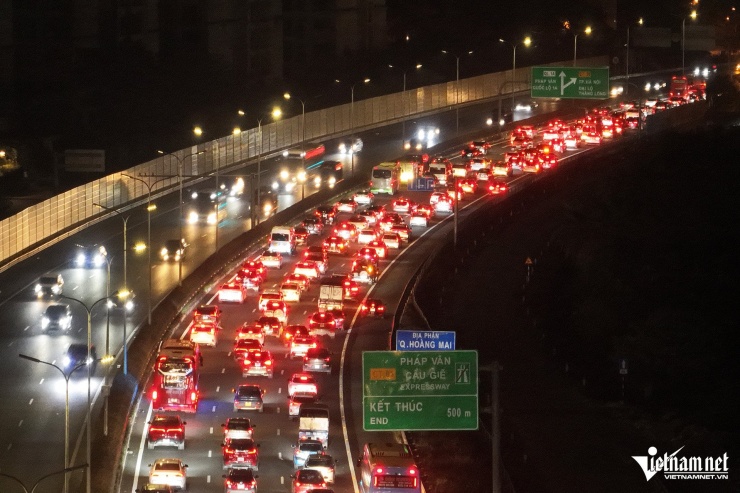 Cảnh ùn tắc kéo dài sau kỳ nghỉ Tết khiến nhiều người mệt mỏi, ám ảnh. Ảnh: Đình Hiếu