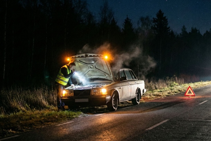 Khi xe có vấn đề, tấp vào lề, bật đèn cảnh báo là điều bắt buộc. 