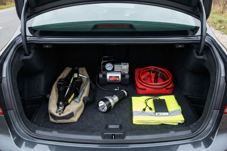 Các phụ kiện nên có sẵn trên xe để phòng các tình huống hỏng xe giữa đường. 