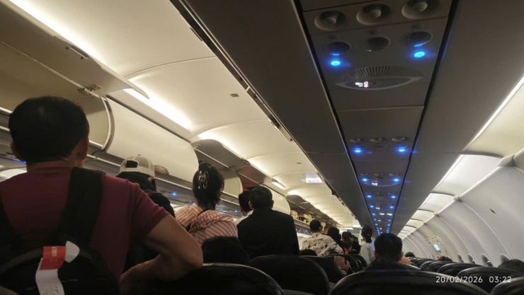 Chuyến bay hạ cánh ở TPHCM lúc 3 giờ 22 sáng nay. Ảnh: NVCC