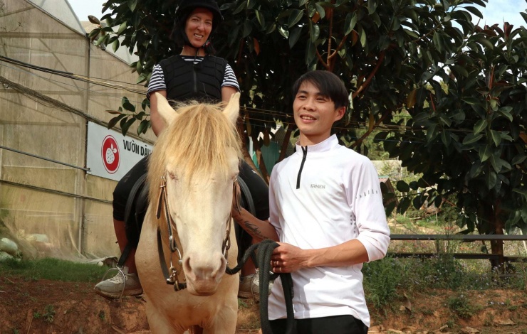 Anh Lê Thanh Tuấn cùng du khách trải nghiệm dịch vụ cưỡi ngựa trong nông trại An Hy của anh Tuấn. Ảnh: Văn Long.