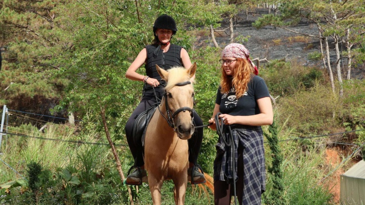 Anh Lê Thanh Tuấn cho biết, đa số khách trải nghiệm dịch vụ cưỡi ngựa ở nông trại của anh là người nước ngoài. Ảnh: Văn Long.