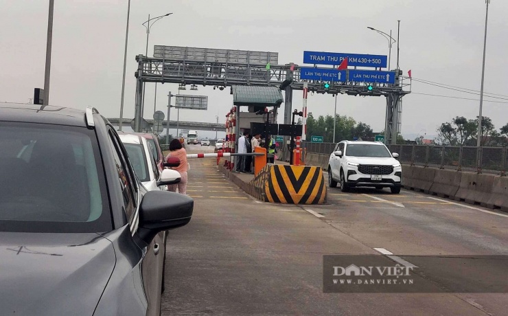 Hàng loạt phương tiện không thể qua trạm thu phí Diễn Châu - Bãi Vọt vì tài khoản VETC không đủ tiền. Ảnh: Đình Thiên