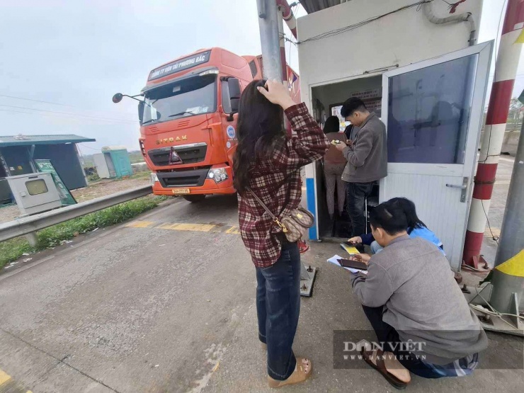 Nhiều chủ phương tiện không qua được trạm thu phí tự động những ngày Tết Bính Ngọ 2026 đang được hướng dẫn định danh tài khoản để nạp tiền. Ảnh: Đình Thiên