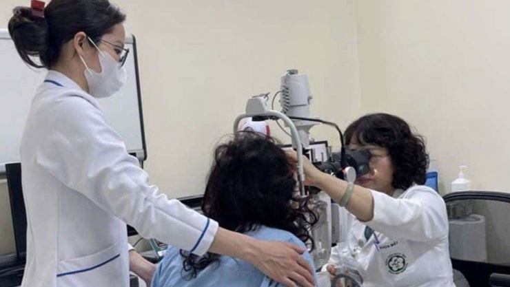 Bác sĩ chuyên khoa Mắt - Bệnh viện Bạch Mai thăm khám cho người bệnh. Ảnh: BVCC