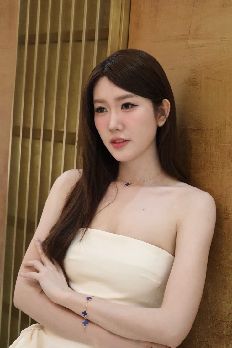 Nhan sắc đời thường của Thúy Ngân gây chú ý quốc tế - 4