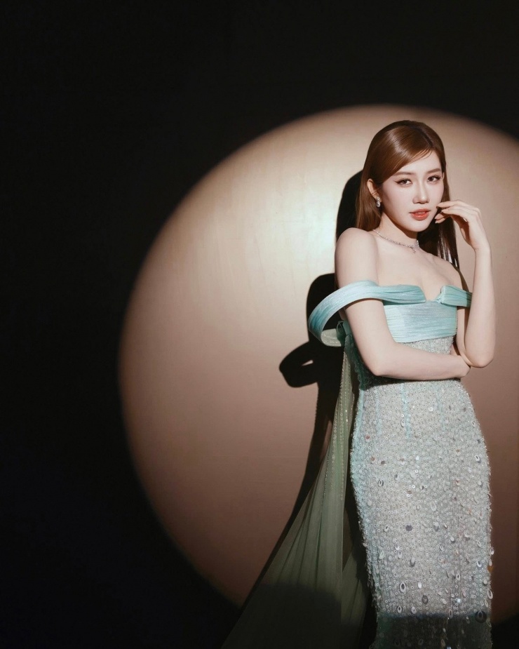 Nhan sắc đời thường của Thúy Ngân gây chú ý quốc tế - 5