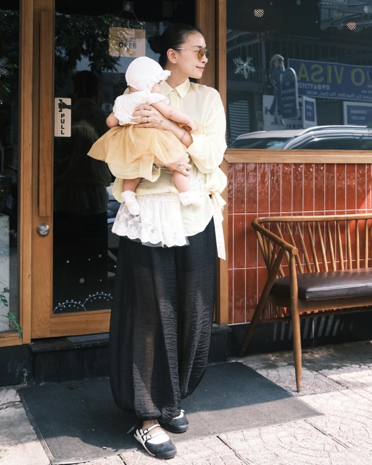 Thời trang 'mẹ bỉm sữa' được khen 'chất chơi' của Ngô Thanh Vân - 1