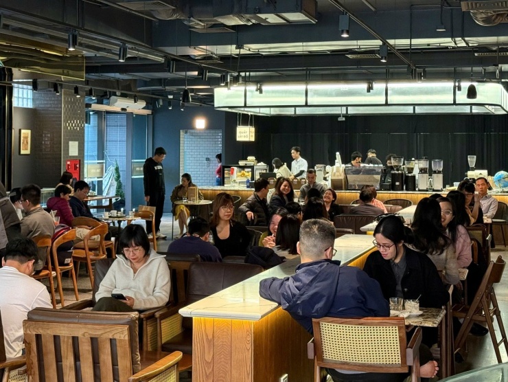 Quán cà phê không còn bàn trống, thời gian đợi đồ uống ở các quán từ 10-20 phút.