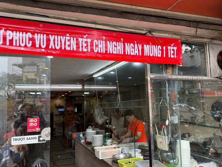 Hôm nay (20/2, tức mùng 4 Tết), nhiều cửa hàng ăn uống, cà phê, địa điểm vui chơi tại Hà Nội đã khai xuân đón khách. Cùng với đó, một số nơi phục vụ xuyên Tết, người dân có nhiều lựa chọn hơn trong ngày đầu năm.