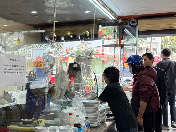 Các quán phở, bún ốc, bún riêu đặc biệt đông khách. Trong sáng mùng 4, khách xếp hàng chờ bàn, mua bán về tại một quán phở ở Hồ Đắc Di (Hà Nội). Quán thông báo phụ thu 10.000 đồng/ bát trong dịp Tết vẫn rất đắt khách.