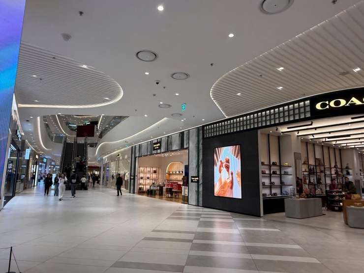 Khu vực mua sắm thời trang, mỹ phẩm, nước hoa, giày, túi đã mở cửa nhưng... vắng khách.