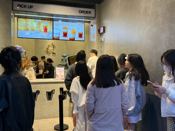 Trà sữa, kem là một trong những món "giải ngấy" đắt khách ngày đầu năm. Các thương hiệu lớn giữ giá ổn định như ngày thường, hàng dài bạn trẻ xếp hàng.