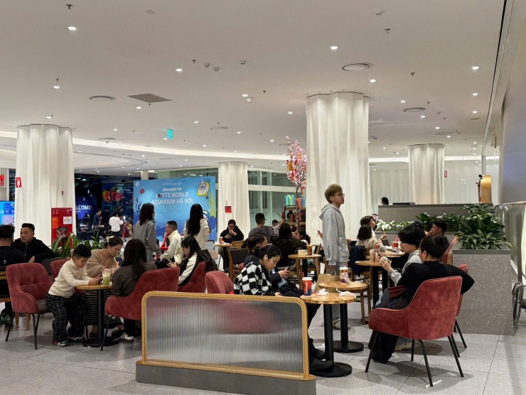 Trong trung tâm thương mại, khu ăn uống, cà phê nhiều thời điểm không còn bàn trống.