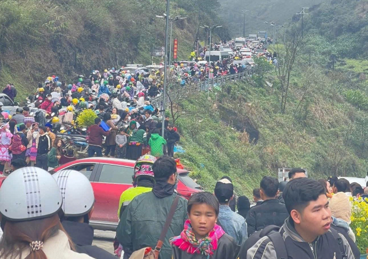 Không chỉ Mã Pì Lèng, khu vực dốc Thẩm Mã cũng trở thành “nút thắt cổ chai”. Hàng trăm xe máy, ô tô chen nhau trên mặt đường hẹp. Trong một số thời điểm, lực lượng chức năng và người dân địa phương phải hỗ trợ phân luồng để tránh ùn tắc kéo dài. Ảnh: Mạnh tour.