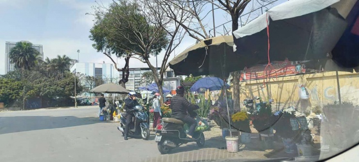 Ghi nhận tại chợ Đồng Xa, hoa tươi vẫn là mặt hàng "hút" khách trong ngày Mùng 4 Tết