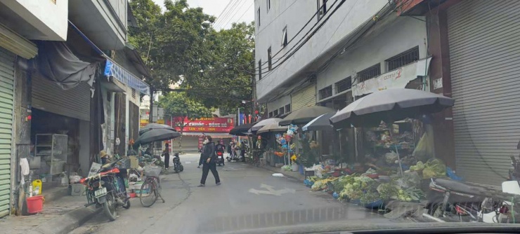 Một chợ dân sinh mở cửa trong ngày Mùng 4 Tết với chủ yếu mặt hàng thực phẩm