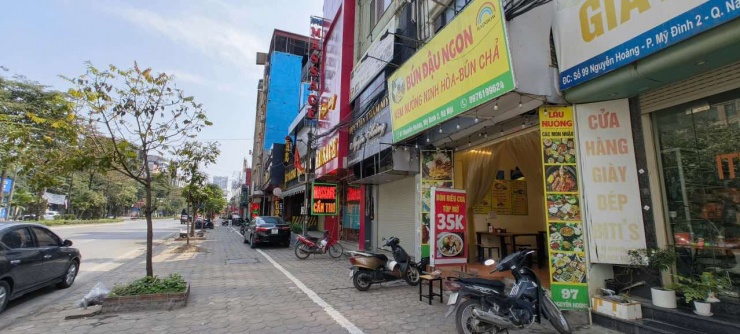 Dọc đường Nguyễn Hoàng, các quán ăn như bún, phở, cơm rang đã mở cửa