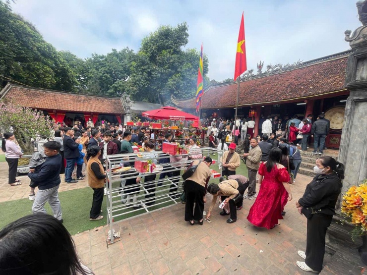 Đền Và đón lượng du khách lớn nhưng mức giá dịch vụ ổn định