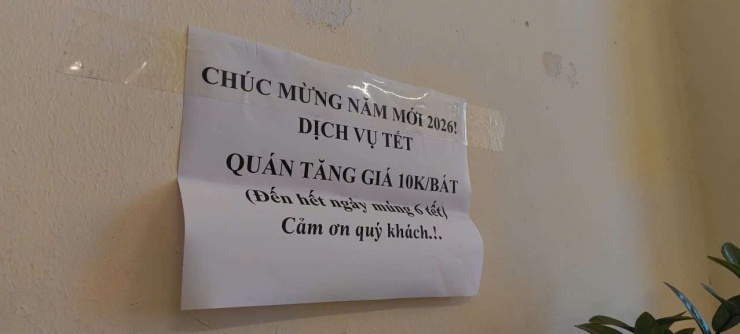 Bảng thông báo tăng giá 10 nghìn đồng/bát