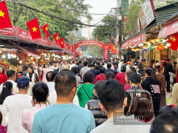 Hàng&nbsp; nghìn người đổ về&nbsp;Phủ Tây Hồ chiều&nbsp; 20/2. Ảnh: Gia Khiêm