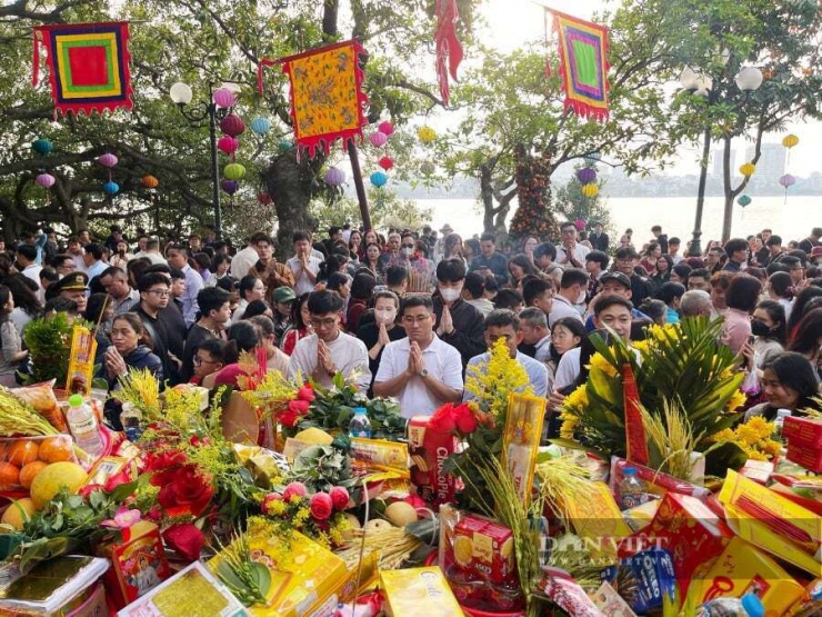 Nhiều&nbsp; người&nbsp; đứng&nbsp; ngoài&nbsp; hành&nbsp; lễ.&nbsp;Ảnh: Gia Khiêm