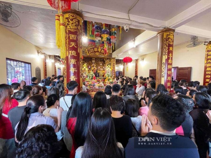 Thành kính cầu mong những điều tốt đẹp nhất cho năm mới, tại chính điện thờ Thánh Mẫu Liễu Hạnh và Tam Tòa Thánh Mẫu.&nbsp;Ảnh: Gia Khiêm